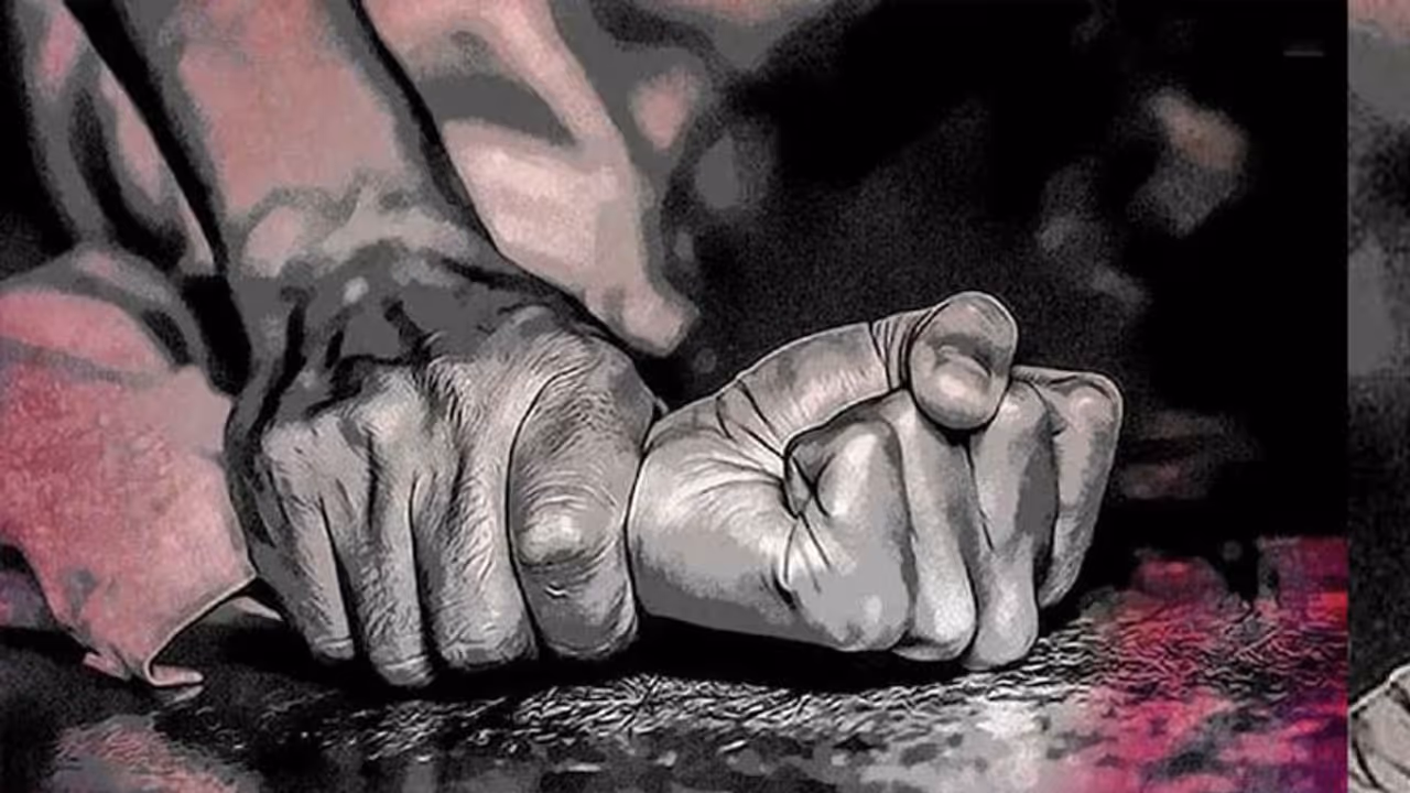 Rape on Minor Girl : ಪತ್ನಿ ಹೆರಿಗೆಗೆ ಕಳಿಸಿ ಅಪ್ರಾಪ್ತೆ ಗರ್ಭಿಣಿಯಾಗಿಸಿದ : ಹೆದರಿ ಆತ್ಮಹತ್ಯೆಗೆ ಯತ್ನಿಸಿದ Rape on Minor Girl : ಪತ್ನಿ ಹೆರಿಗೆಗೆ ಕಳಿಸಿ ಅಪ್ರಾಪ್ತೆ ಗರ್ಭಿಣಿಯಾಗಿಸಿದ : ಹೆದರಿ ಆತ್ಮಹತ್ಯೆಗೆ ಯತ್ನಿಸಿದ