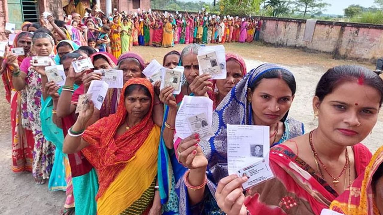Bihar Panchayat Chunav 8th Phase Voting: सीवान में फायरिंग, कई जगह EVM बदली, नालंदा में चुनावकर्मी की मौत