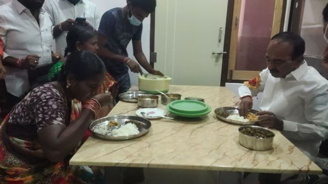 నిరుపేద మహిళలతో కలిసి ఈటల భోజనం... సోషల్ మీడియాలో ఫోటో చక్కర్లు, సింప్లిసిటీకి నెటిజన్లు ఫిదా