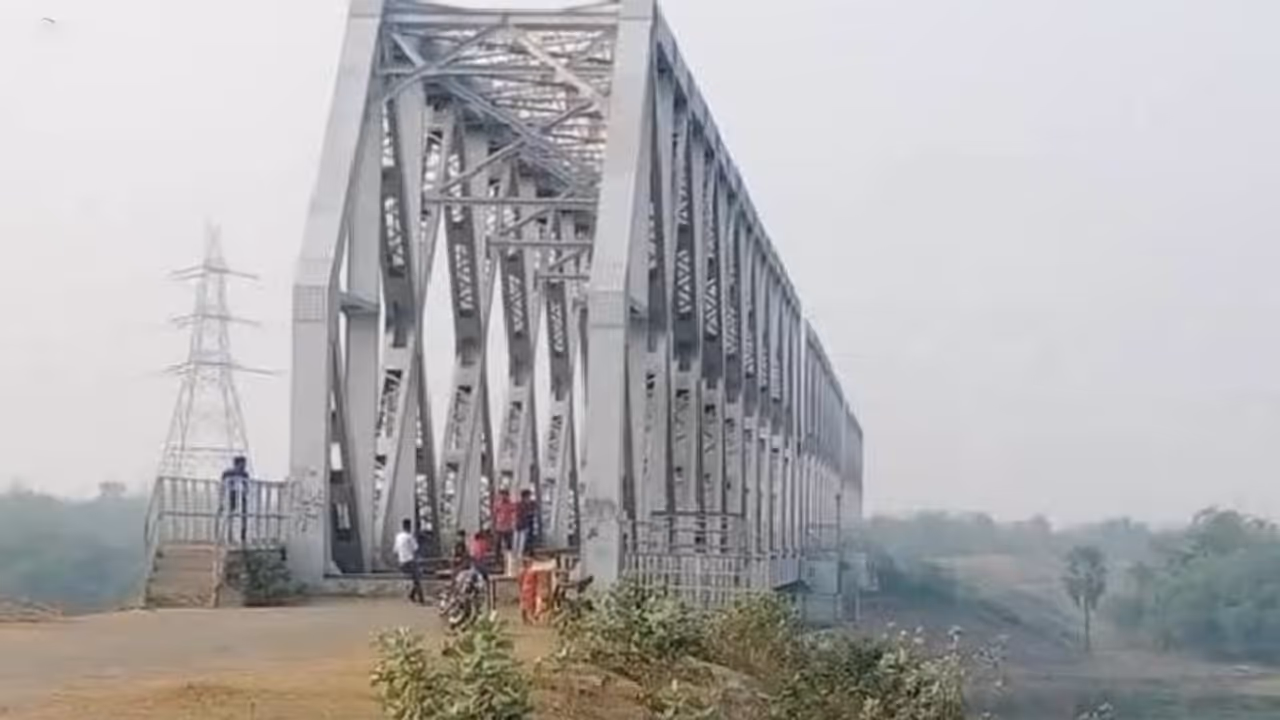 Murshidabad Bridge : আজিমগঞ্জ রেলব্রিজ চালুর দাবি, রিলে অনশনে নামার হুমকি