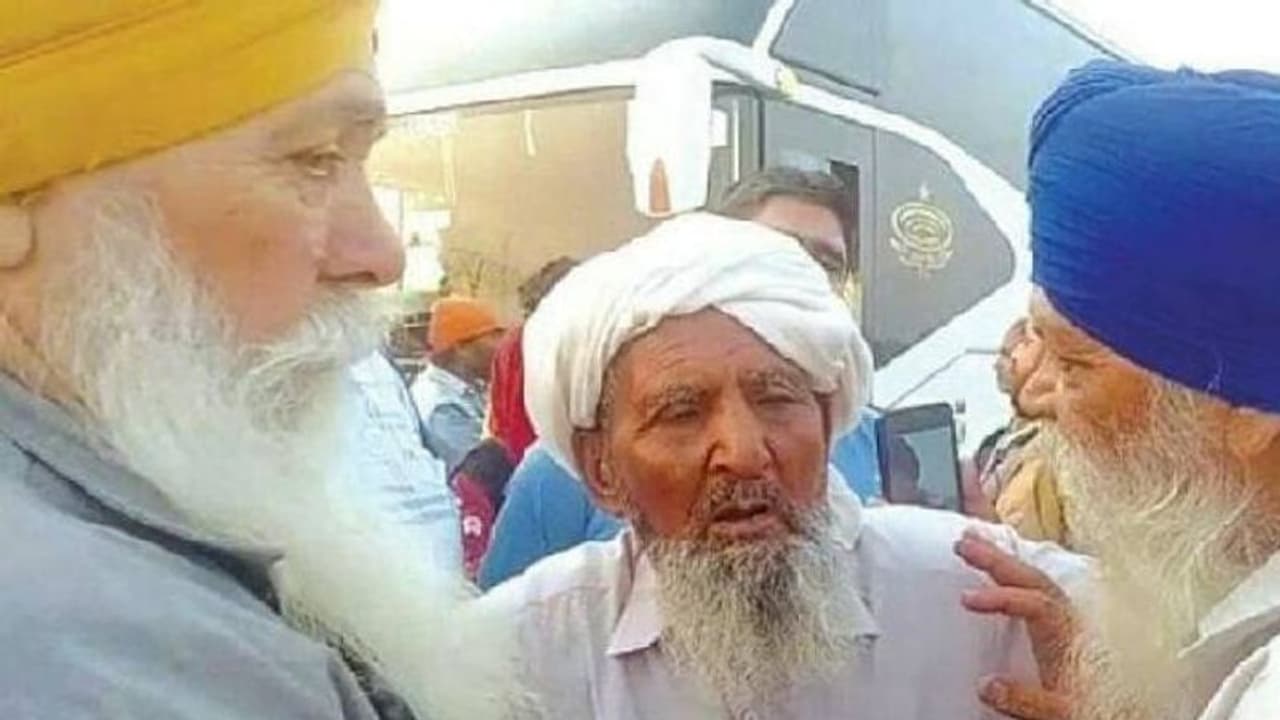 ഇന്ത്യാവിഭജനസമയത്ത് പിരിയേണ്ടിവന്ന കളിക്കൂട്ടുകാർ, 74 വർഷത്തിനുശേഷം അപ്രതീക്ഷിതമായി കണ്ടുമുട്ടി ഇന്ത്യാവിഭജനസമയത്ത് പിരിയേണ്ടിവന്ന കളിക്കൂട്ടുകാർ, 74 വർഷത്തിനുശേഷം അപ്രതീക്ഷിതമായി കണ്ടുമുട്ടി