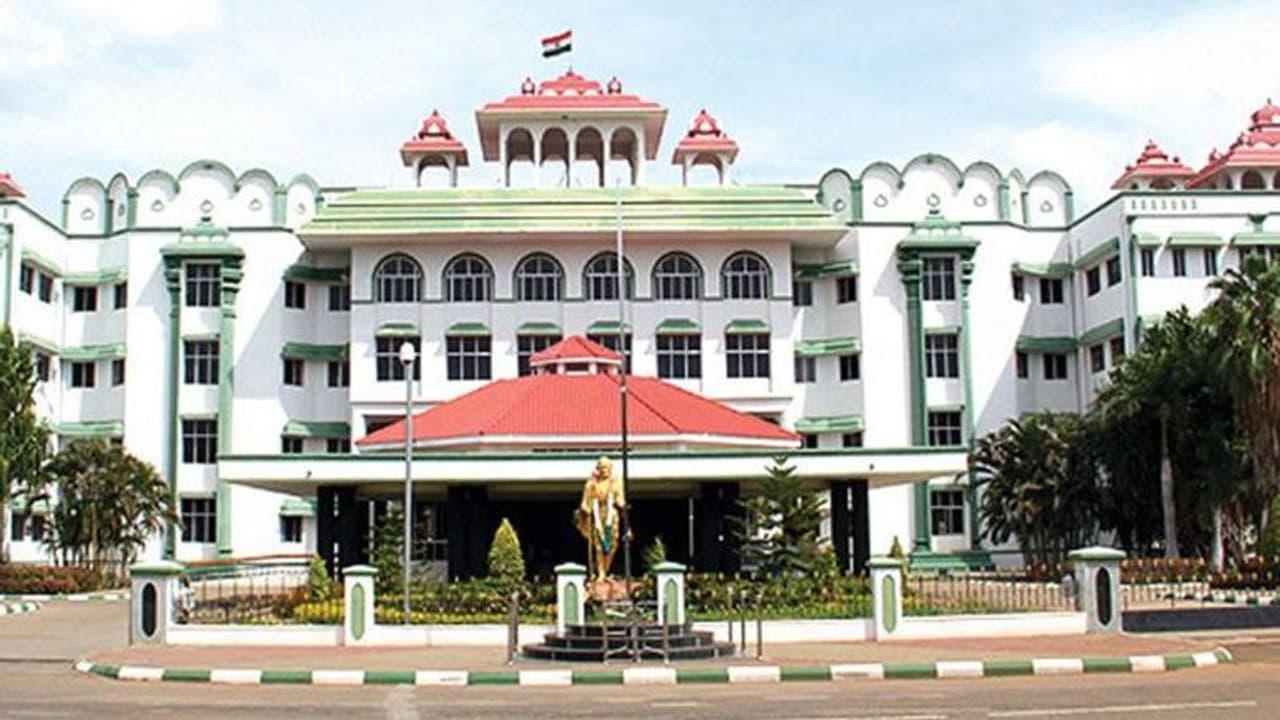 கோவிலில் கடவுளுக்கு தான் முதல் மரியாதை.. மனிதர்களுக்கு அல்ல.. உயர்நீதிமன்ற மதுரை கிளை உத்தரவு.. கோவிலில் கடவுளுக்கு தான் முதல் மரியாதை.. மனிதர்களுக்கு அல்ல.. உயர்நீதிமன்ற மதுரை கிளை உத்தரவு..