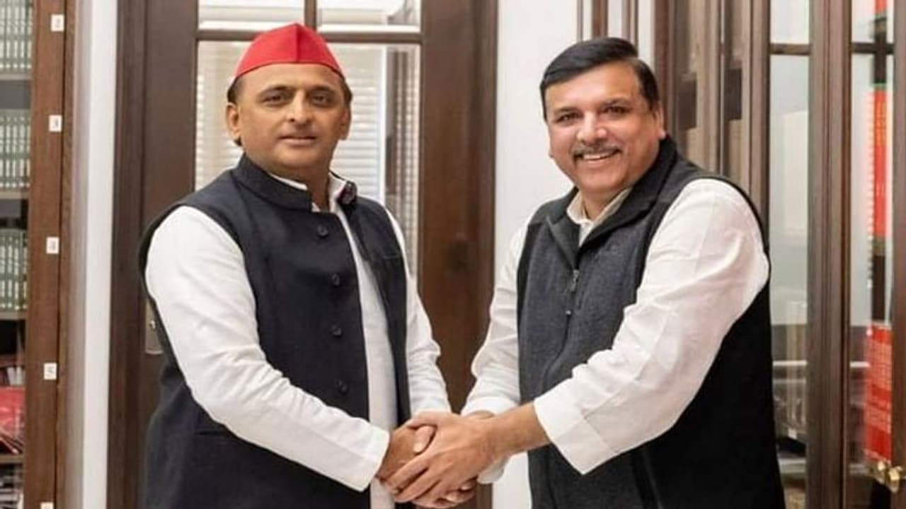 Up Election 2022: जयंत के बाद अखिलेश की शरण में पहुंची AAP, संजय सिंह की मुलाकात के बाद भी नहीं बनी बात Up Election 2022: जयंत के बाद अखिलेश की शरण में पहुंची AAP, संजय सिंह की मुलाकात के बाद भी नहीं बनी बात