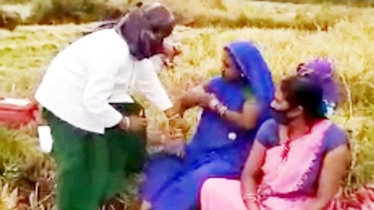 MP में वैक्सीनेशन टीम को सैल्यूट: मजदूरों ने वैक्सीन को मना किया तो साथ धान काटने लगे, यूं दिल जीतकर दिया डोज