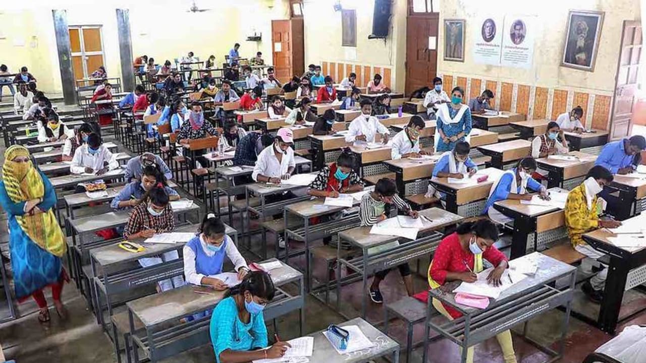 7.5 % ஒதுக்கீடு மூலம் டாக்டராக போகும் அரசுப்பள்ளி மாணவர்கள்…! அமைச்சர் அறிவிப்பு