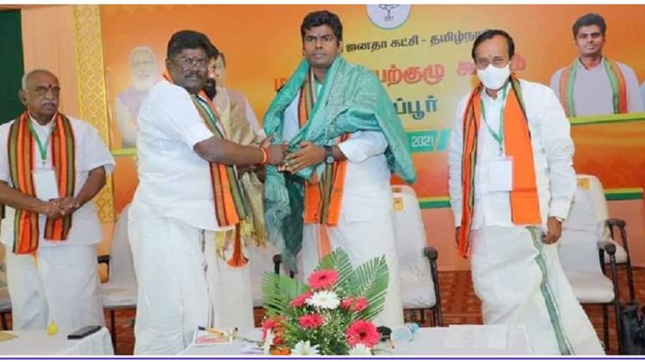 பிரதமர் மோடியால்தான் தமிழகம் சிறக்கிறது.. அதிமுகவிலிருந்து பாஜகவுக்கு ஜூட் விட்ட மாஜி எம்எல்ஏ அதகள விளக்கம்!