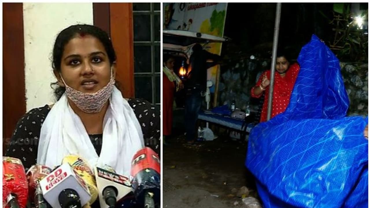 Anupama : ശിശുക്ഷേമ സമിതിക്ക് മുന്നിലെ സമരം അവസാനിപ്പിച്ച് അനുപമ, സമരപ്പന്തൽ പൊളിച്ചു Anupama : ശിശുക്ഷേമ സമിതിക്ക് മുന്നിലെ സമരം അവസാനിപ്പിച്ച് അനുപമ, സമരപ്പന്തൽ പൊളിച്ചു