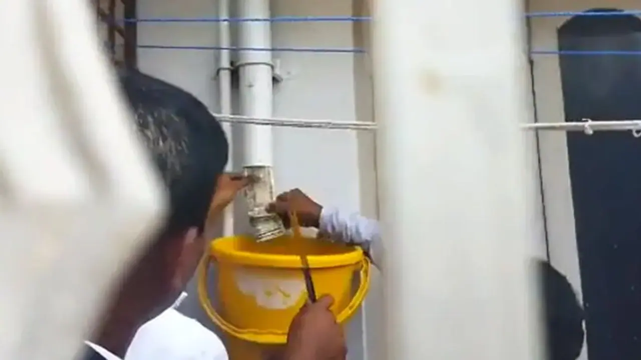 पानी के पाइप से मिलीं नोटों की गड्डियां, सोने जवाहरात, घरवालों ने बताई इस खजाने की कहानी पानी के पाइप से मिलीं नोटों की गड्डियां, सोने जवाहरात, घरवालों ने बताई इस खजाने की कहानी