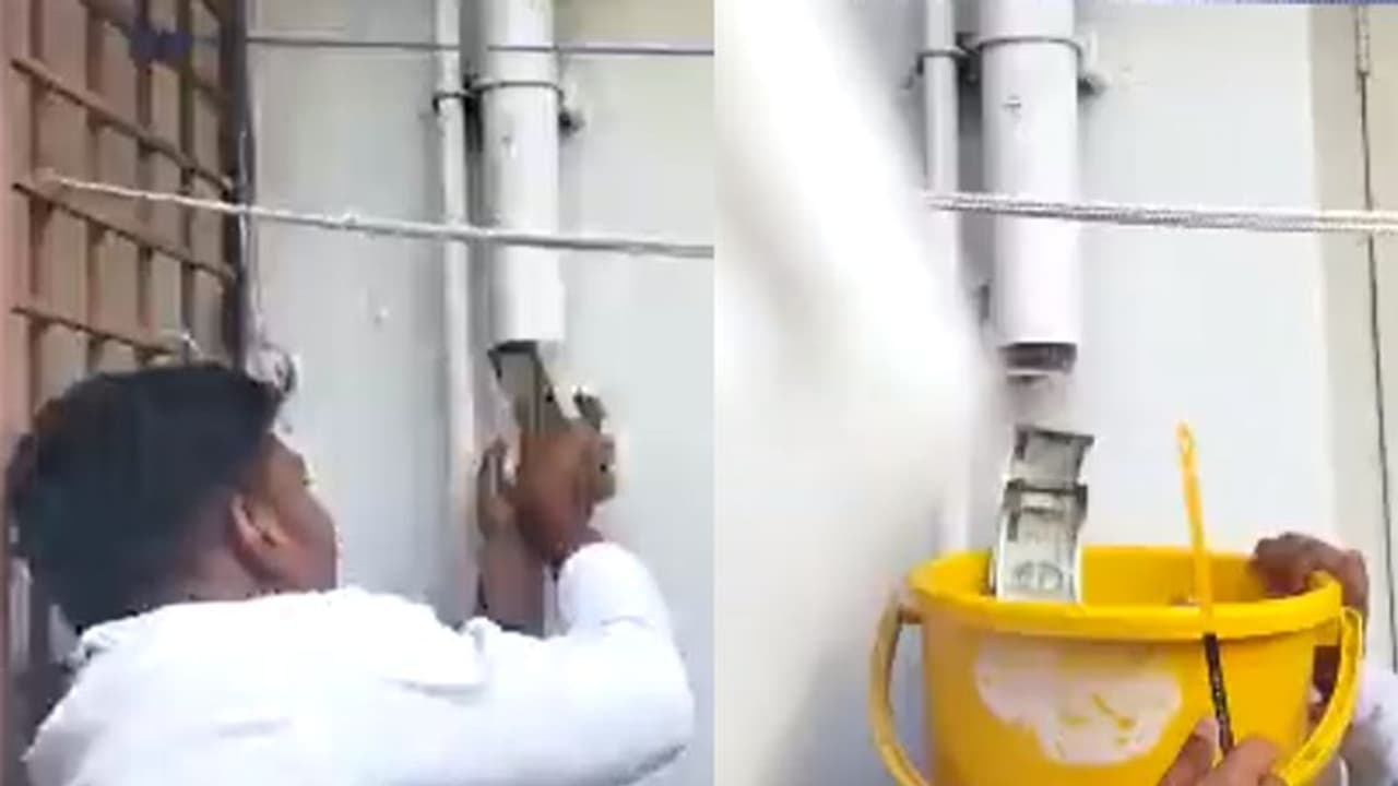 इंजीनियर के घर छापा: ड्रेनेज पाइप से निकली नोटों की गड्डियां, बाल्टी में करना पड़ा इकट्ठा इंजीनियर के घर छापा: ड्रेनेज पाइप से निकली नोटों की गड्डियां, बाल्टी में करना पड़ा इकट्ठा