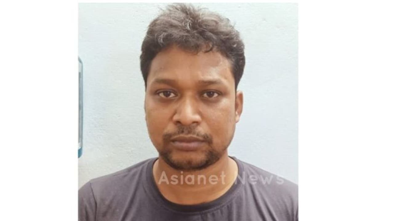 Gold : 450 ഗ്രാം സ്വര്ണവുമായി മുങ്ങിയ ബംഗാള് സ്വദേശി അറസ്റ്റില് Gold : 450 ഗ്രാം സ്വര്ണവുമായി മുങ്ങിയ ബംഗാള് സ്വദേശി അറസ്റ്റില്