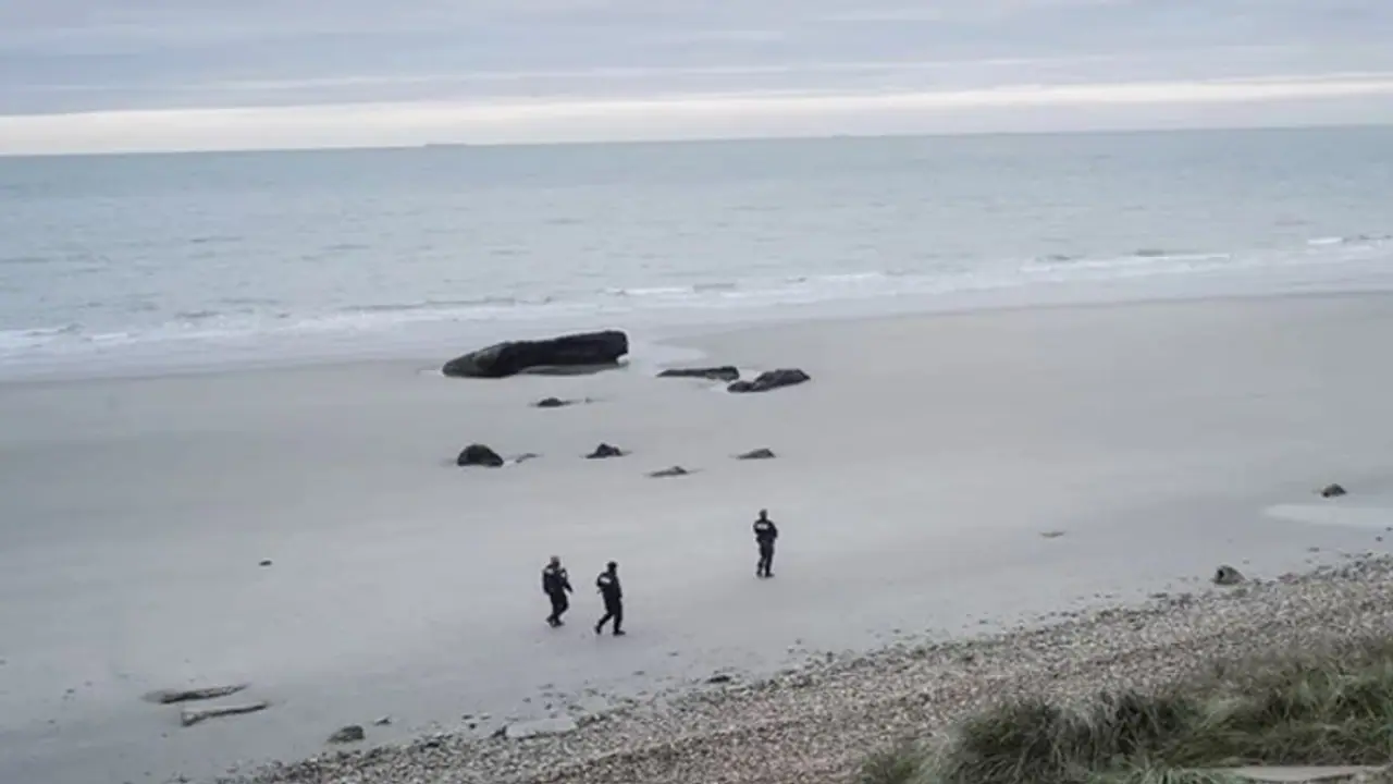 English Channel पार कर रहे शरणार्थियों की नाव पलटी, 31 की मौत English Channel पार कर रहे शरणार्थियों की नाव पलटी, 31 की मौत