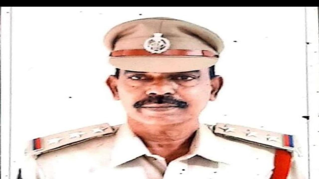 విశాఖలో అర్ధరాత్రి ఘోర రోడ్డుప్రమాదం... సీఐ మృతి, హోంగార్డుకు గాయాలు