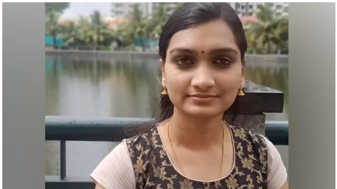 Sayoojya : പണം തരാം, എന്റെ ജീവിതമാണത്; മോഷ്ടിക്കപ്പെട്ട ലാപ്ടോപ്പിനായി സായൂജ്യ കാത്തിരിക്കുന്നു Sayoojya : പണം തരാം, എന്റെ ജീവിതമാണത്; മോഷ്ടിക്കപ്പെട്ട ലാപ്ടോപ്പിനായി സായൂജ്യ കാത്തിരിക്കുന്നു