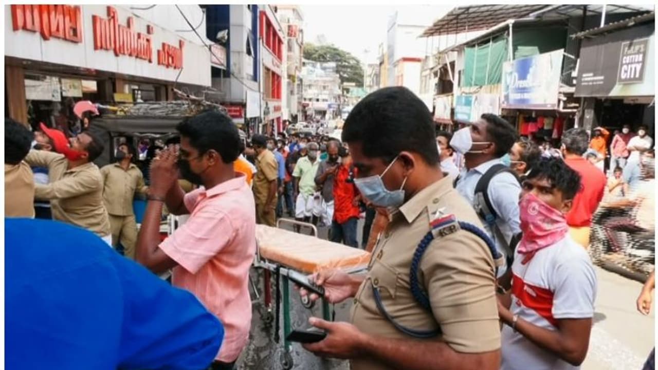 KSEB : ജീവനക്കാരന്റെ മരണം; വൈദ്യുതിയെത്തിയത് സ്വകാര്യ സ്ഥാപനത്തിലെ ജനറേറ്ററില് നിന്ന്, കണക്ഷന് വിച്ഛേദിച്ചു KSEB : ജീവനക്കാരന്റെ മരണം; വൈദ്യുതിയെത്തിയത് സ്വകാര്യ സ്ഥാപനത്തിലെ ജനറേറ്ററില് നിന്ന്, കണക്ഷന് വിച്ഛേദിച്ചു