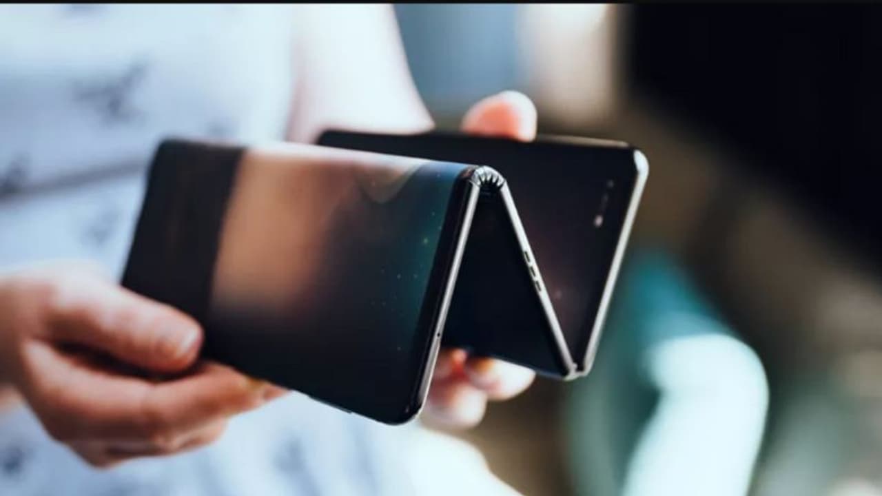 Samsung को टक्कर देने One Plus अगले साल लॉन्च करेगा शानदार फोल्डेबल स्मार्टफोन, लीक हुई इमेज Samsung को टक्कर देने One Plus अगले साल लॉन्च करेगा शानदार फोल्डेबल स्मार्टफोन, लीक हुई इमेज