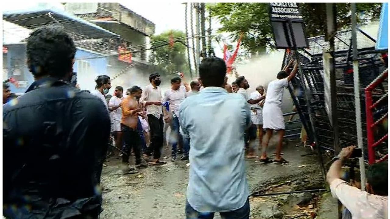 Mofiya : ആലുവ എസ്പി ഓഫീസിലേക്ക് കോണ്ഗ്രസ് മാര്ച്ച്; സംഘര്ഷം, പൊലീസിന് നേരെ കല്ലേറ്, ജലപീരങ്കി പ്രയോഗിച്ചു Mofiya : ആലുവ എസ്പി ഓഫീസിലേക്ക് കോണ്ഗ്രസ് മാര്ച്ച്; സംഘര്ഷം, പൊലീസിന് നേരെ കല്ലേറ്, ജലപീരങ്കി പ്രയോഗിച്ചു