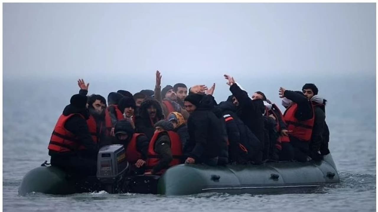 English channel : ഇംഗ്ലീഷ് ചാനലില്‍ അഭയാര്‍ത്ഥികള്‍ സഞ്ചരിച്ച ബോട്ട് മുങ്ങി 31 മരണം, നിരവധി പേരെ കാണാനില്ല