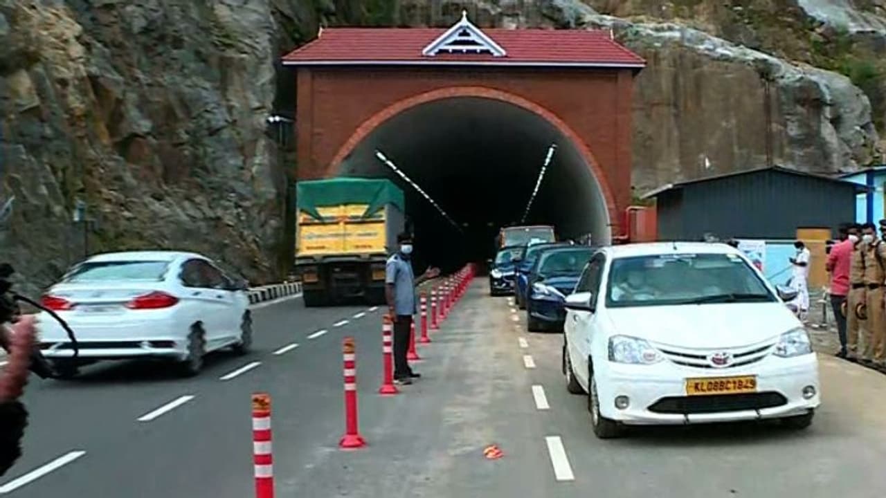 കുതിരാനില് പണി തീരാതെ ടോള്; ദേശീയ പാത അതോറിറ്റിയുടെ വാദം തെറ്റെന്ന് വിവരാവകാശ രേഖ കുതിരാനില് പണി തീരാതെ ടോള്; ദേശീയ പാത അതോറിറ്റിയുടെ വാദം തെറ്റെന്ന് വിവരാവകാശ രേഖ