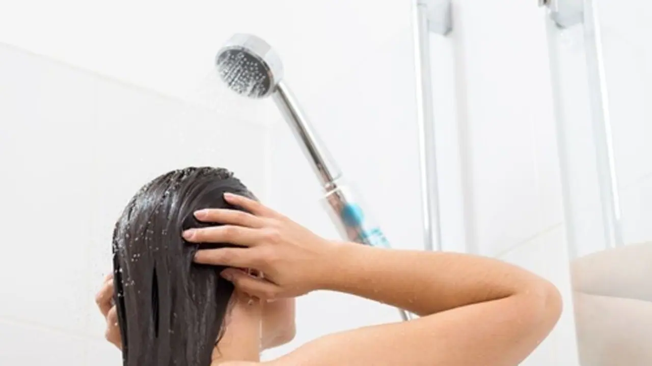 தலைக்கு குளிக்கும்போது இந்த தவறுகளை செய்யாதீர்கள்..! தலைக்கு குளிக்கும்போது இந்த தவறுகளை செய்யாதீர்கள்..!