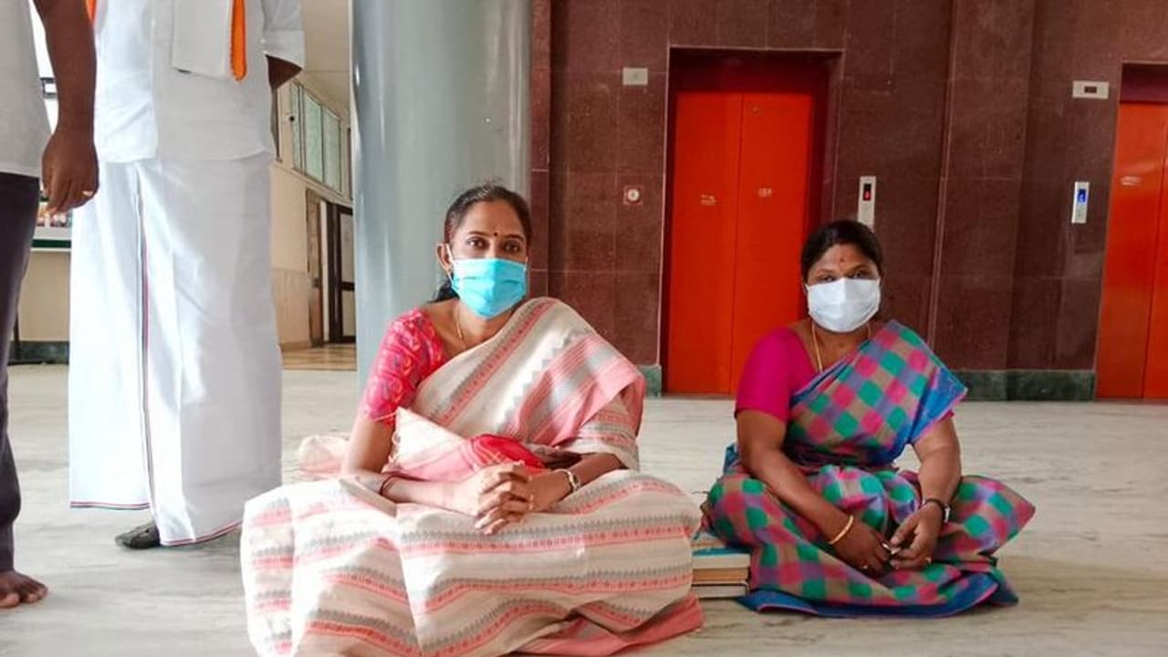 ஆட்சியருக்கு எதிராக போர்க்கொடி தூக்கிய ஜோதிமணி..! கரூரில் பரபரப்பு ..!