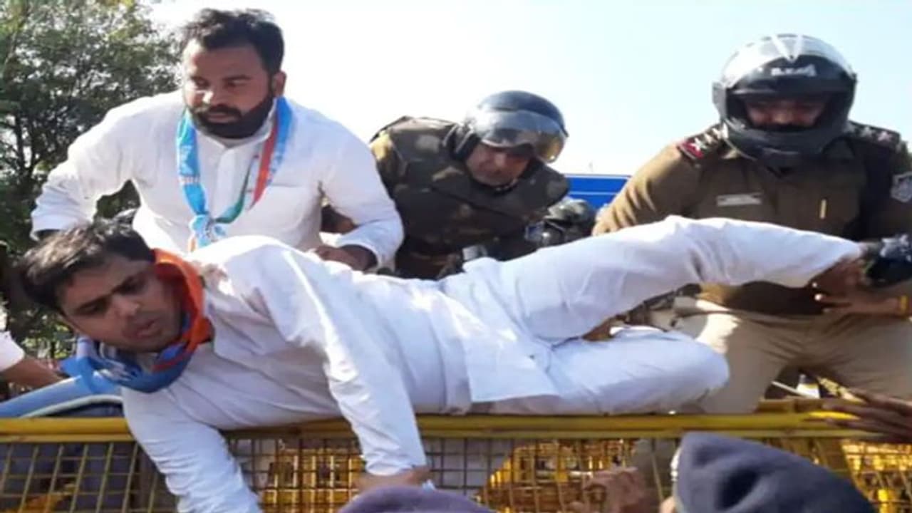 Bhopal में NSUI कार्यकर्ताओं ने किया पथराव, पुलिस ने चलाए डंडे, कमलनाथ बोले शिवराज के इशारे पर बर्बरता हुई Bhopal में NSUI कार्यकर्ताओं ने किया पथराव, पुलिस ने चलाए डंडे, कमलनाथ बोले शिवराज के इशारे पर बर्बरता हुई