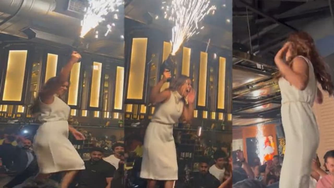 Nia Sharma ने भरी महफिल में लगाई आग, डांस मूव्स देख फैंस भरने लगे आहें Nia Sharma ने भरी महफिल में लगाई आग, डांस मूव्स देख फैंस भरने लगे आहें