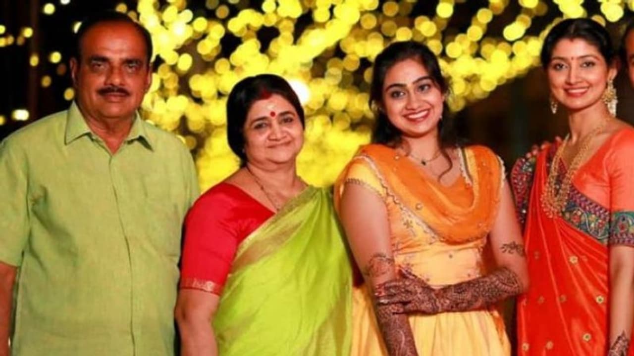 Divya Unni: നടി ദിവ്യ ഉണ്ണിയുടെ അച്ഛൻ അന്തരിച്ചു Divya Unni: നടി ദിവ്യ ഉണ്ണിയുടെ അച്ഛൻ അന്തരിച്ചു