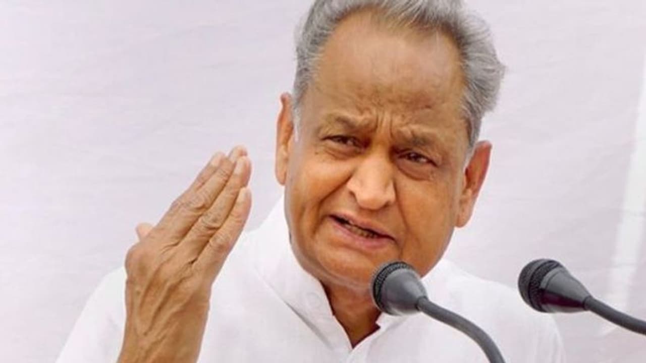 CM Gehlot ने कटरीना के गालों जैसी सड़क वाले बयान पर जताई अपत्ति, मंत्री को मर्यादा में रहने की दे डाली नसीहत CM Gehlot ने कटरीना के गालों जैसी सड़क वाले बयान पर जताई अपत्ति, मंत्री को मर्यादा में रहने की दे डाली नसीहत