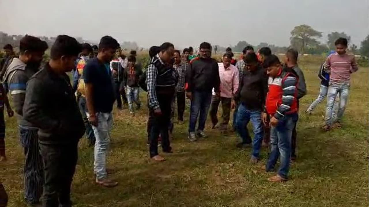 CID Probe: পথ দুর্ঘটনার তত্ত্বে নারাজ, জাহাজ ফিল্ডে যুবক যুবতীর মৃত্যুতে সিআইডি তদন্তের দাবি পরিবারের CID Probe: পথ দুর্ঘটনার তত্ত্বে নারাজ, জাহাজ ফিল্ডে যুবক যুবতীর মৃত্যুতে সিআইডি তদন্তের দাবি পরিবারের