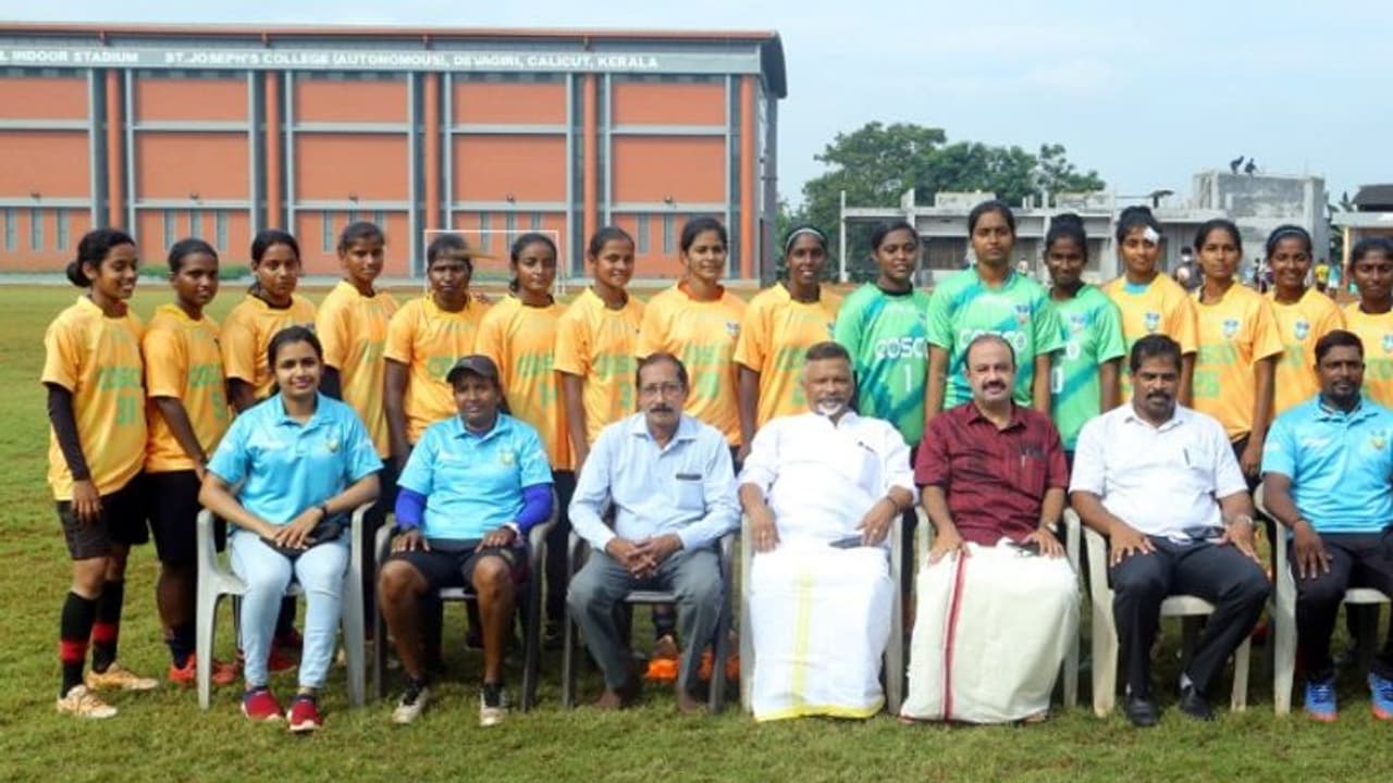 സംസ്ഥാന സീനിയർ വനിതാ ഫുട്ബോൾ ടീമിനെ പ്രഖ്യാപിച്ചു സംസ്ഥാന സീനിയർ വനിതാ ഫുട്ബോൾ ടീമിനെ പ്രഖ്യാപിച്ചു