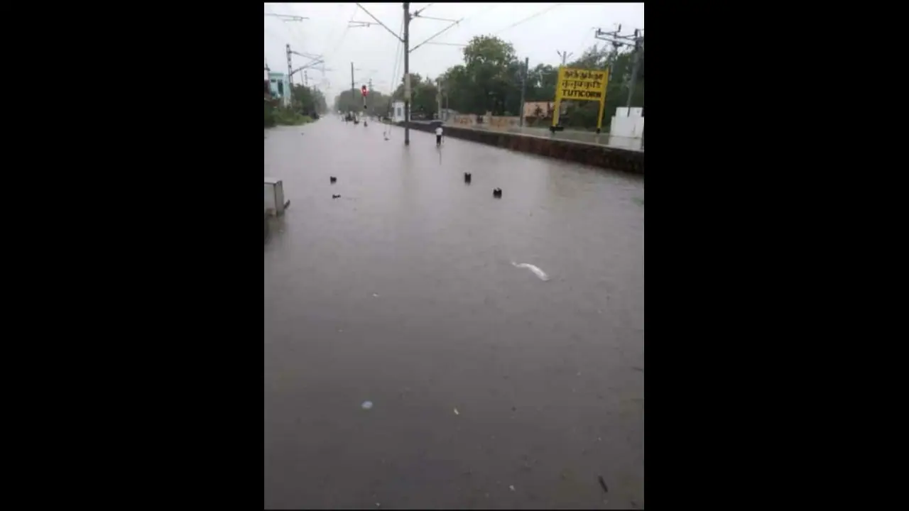 ஒரு மழைக்கு தாங்காத மாநகரம்...! வெள்ளத்தில் தத்தளிக்கும் தூத்துக்குடி ..மக்களே உஷார்..!