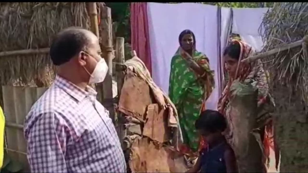 School Dropout: ক্লাসে অনুপস্থিত বহু পড়ুয়া, লকডাউনে স্কুলছুটদের ফেরাতে উদ্যোগ শিক্ষকদের School Dropout: ক্লাসে অনুপস্থিত বহু পড়ুয়া, লকডাউনে স্কুলছুটদের ফেরাতে উদ্যোগ শিক্ষকদের