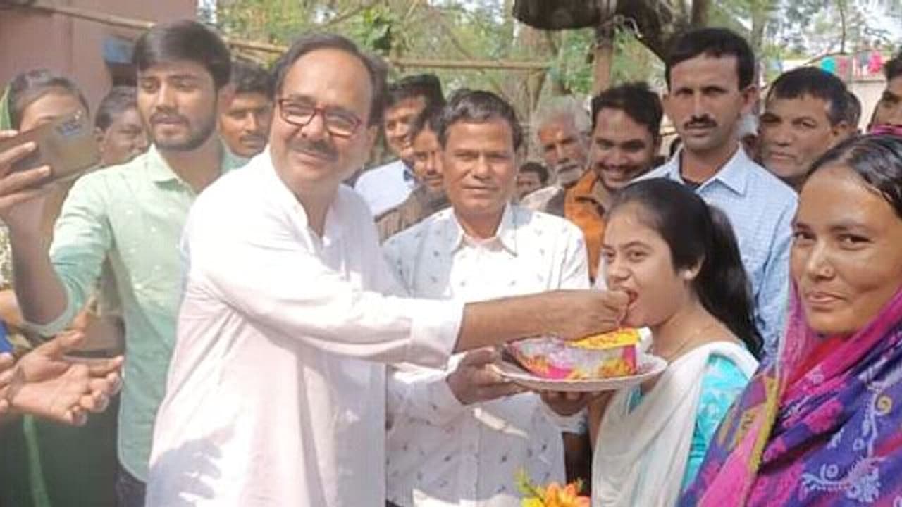 NEET Exam: অভাবকে সঙ্গে নিয়ে বড় হওয়া, নিট পরীক্ষায় সফলদের বাড়ি গিয়ে সংবর্ধনা বিধায়কের NEET Exam: অভাবকে সঙ্গে নিয়ে বড় হওয়া, নিট পরীক্ষায় সফলদের বাড়ি গিয়ে সংবর্ধনা বিধায়কের