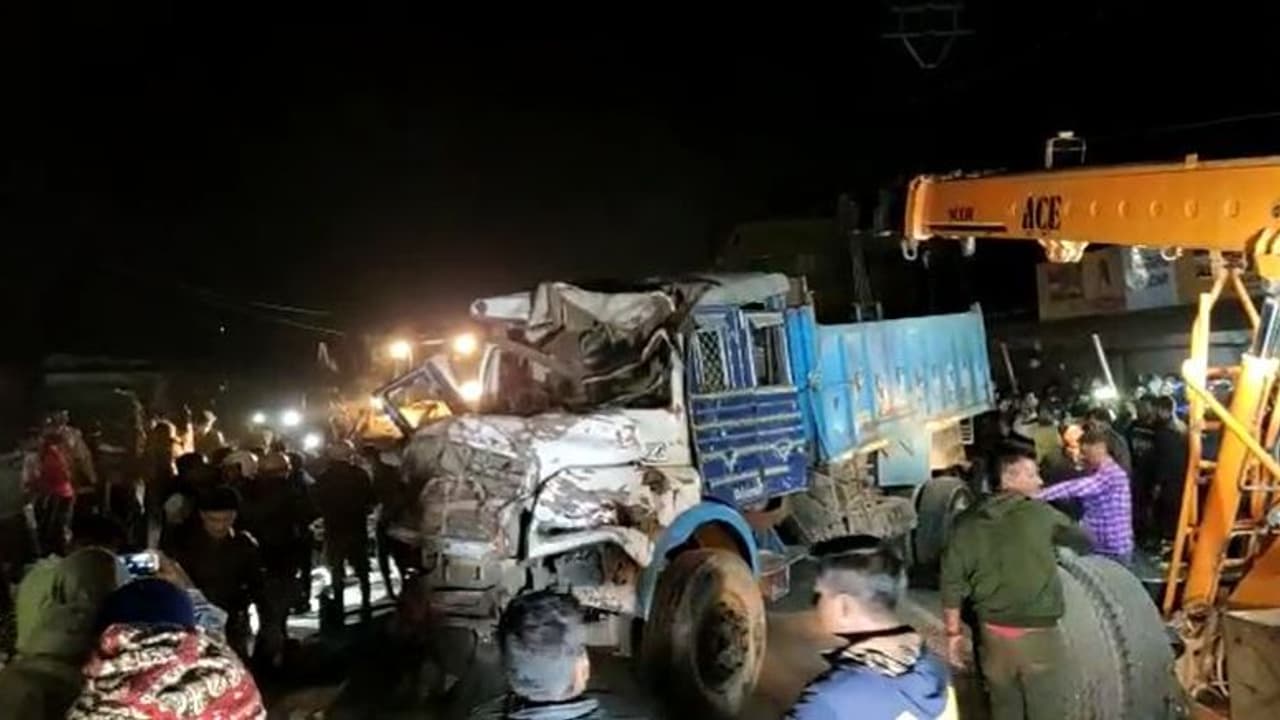 Siliguri: নিয়ন্ত্রণ হারিয়ে দোকানের মধ্যে ঢুকে পড়ল পাথরবোঝাই ট্রাক, মৃত ৪ Siliguri: নিয়ন্ত্রণ হারিয়ে দোকানের মধ্যে ঢুকে পড়ল পাথরবোঝাই ট্রাক, মৃত ৪