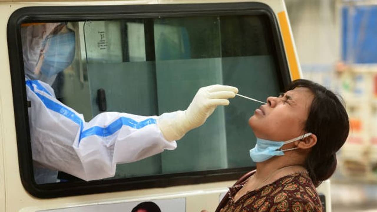 Coronavirus: রাজ্যে সামান্য কমল দৈনিক করোনা আক্রান্তের সংখ্য়া, মৃত ১১ Coronavirus: রাজ্যে সামান্য কমল দৈনিক করোনা আক্রান্তের সংখ্য়া, মৃত ১১