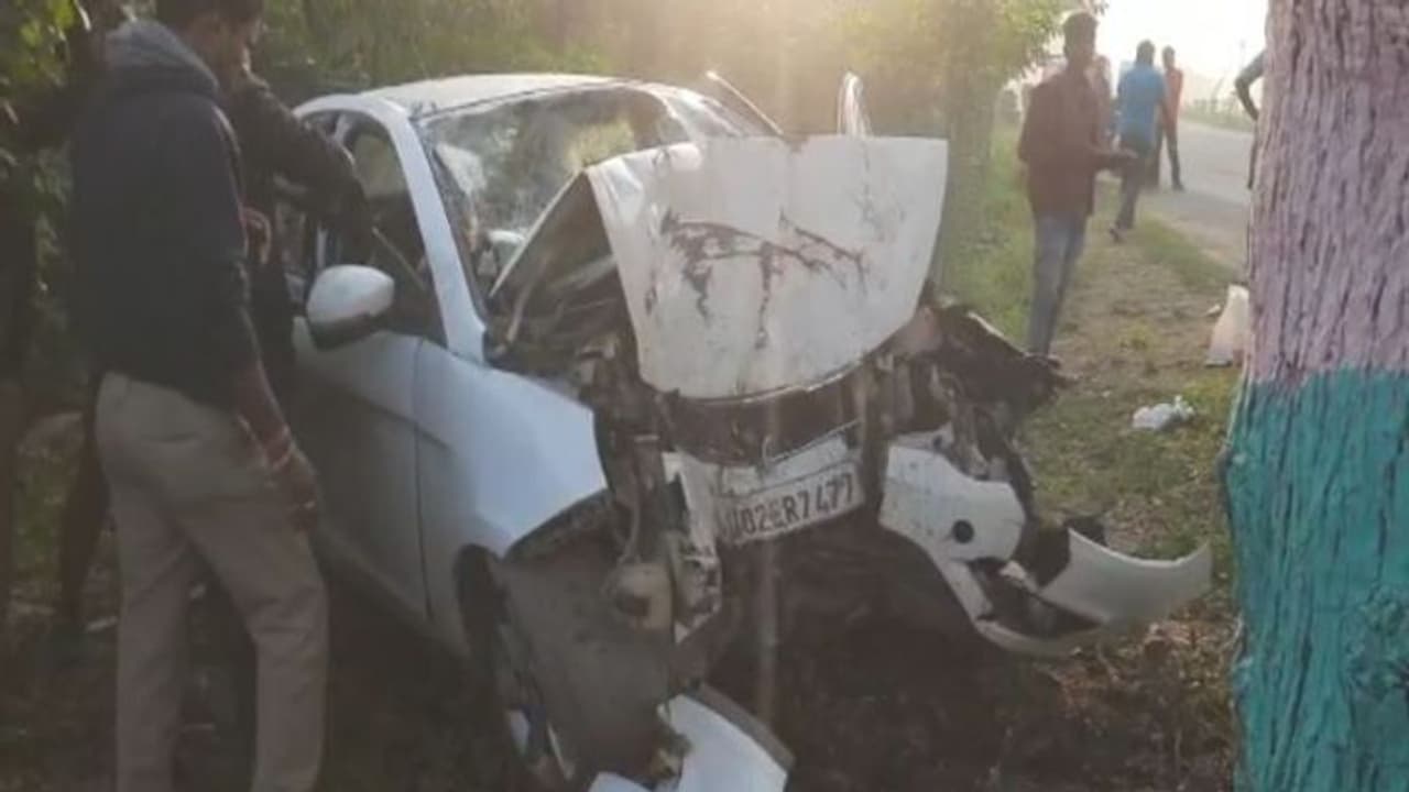 Road Accident: చెట్టును ఢీకొన్న కారు, నలుగురు కరీంనగర్ వాసుల మృతి (Video) Road Accident: చెట్టును ఢీకొన్న కారు, నలుగురు కరీంనగర్ వాసుల మృతి (Video)