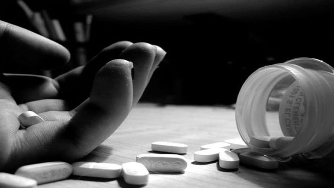 Bhopal: मैकेनिक समेत परिवार में पांच लोगों ने जहर खाया, हालत नाजुक, कर्ज और धमकियों से परेशान है परिवार Bhopal: मैकेनिक समेत परिवार में पांच लोगों ने जहर खाया, हालत नाजुक, कर्ज और धमकियों से परेशान है परिवार