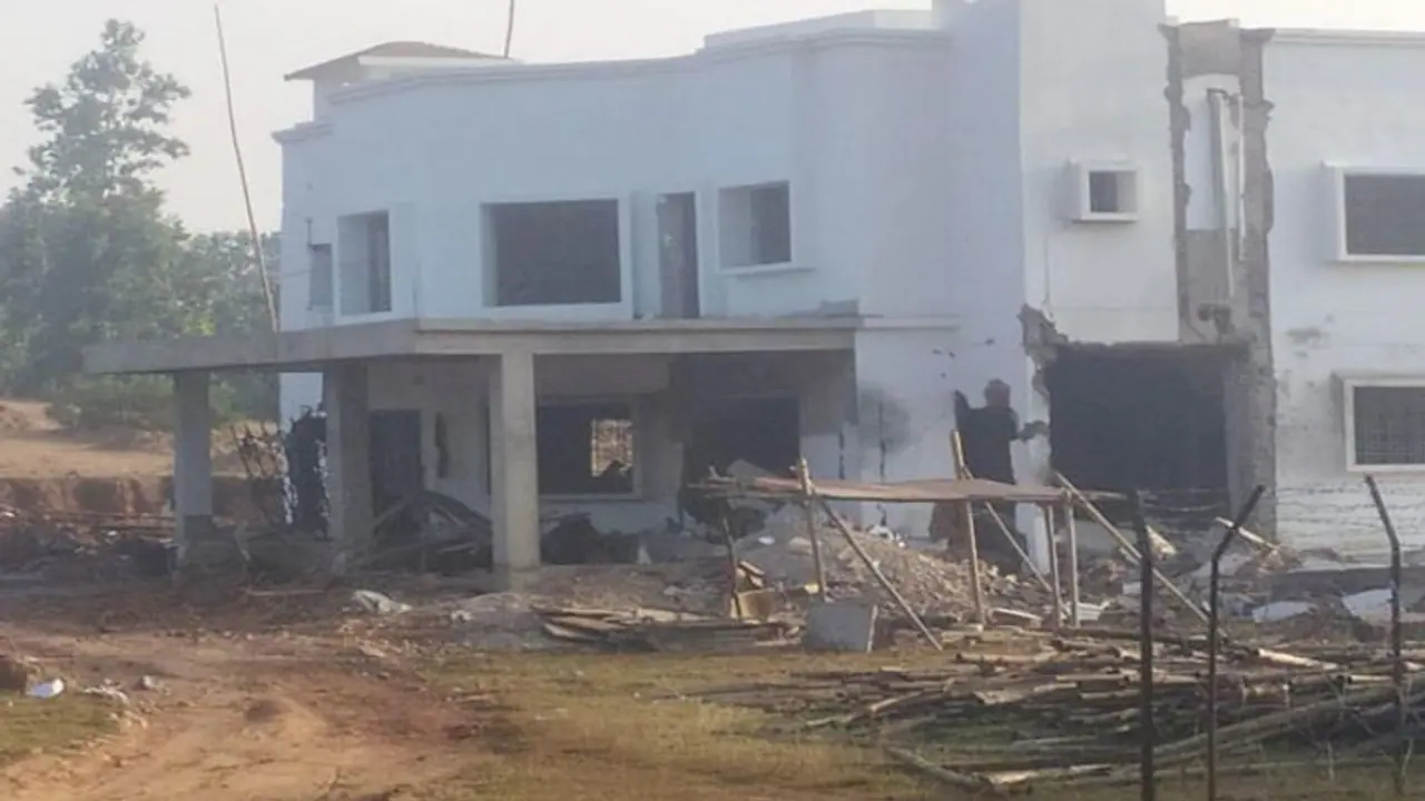 Jharkhand: में नक्सलियों ने थाने के भवन को बम से उड़ाया, चेतावनी दी प्रशांत बोस और शीला को छोड़ा जाए Jharkhand: में नक्सलियों ने थाने के भवन को बम से उड़ाया, चेतावनी दी प्रशांत बोस और शीला को छोड़ा जाए
