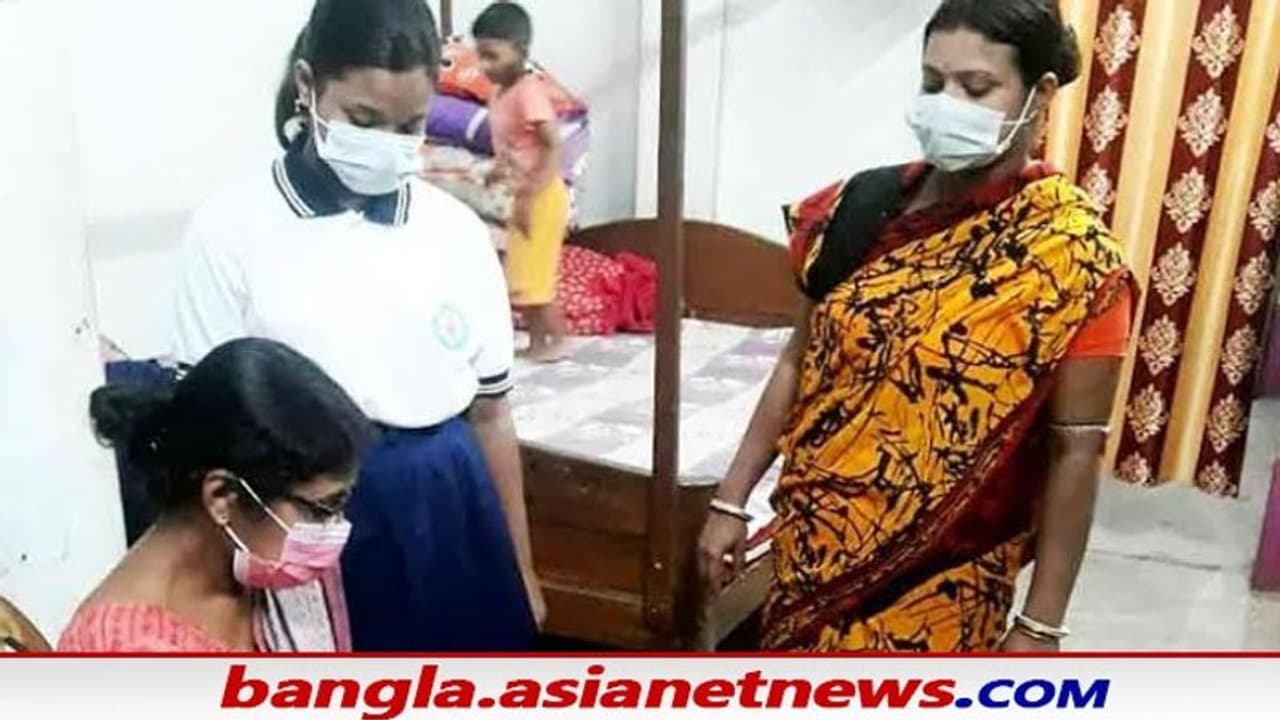 School Offline Class: মোবাইলেই মন, পড়ুয়াদের স্কুলমুখী করতে দুয়ারে অভিযান রাজ্যের শিক্ষকদের School Offline Class: মোবাইলেই মন, পড়ুয়াদের স্কুলমুখী করতে দুয়ারে অভিযান রাজ্যের শিক্ষকদের