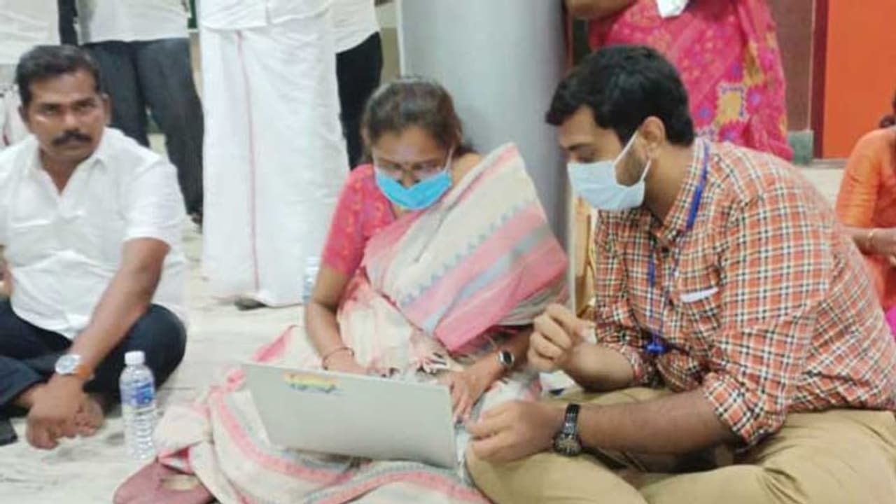 Jothimani: ஜோதிமணியின் ஓவர் சீன்..!! கலெக்டர் சமாதானம் செய்தும் பருப்பு வேகவில்லை..!