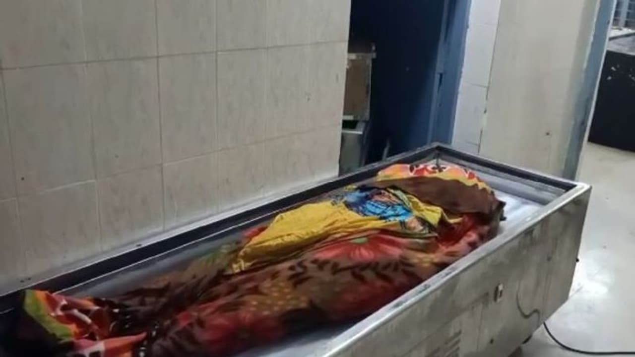 మచిలీపట్నలో దారుణం... కన్న తల్లిని క్రికెట్ బ్యాట్ తో కొట్టిచంపిన కసాయి కొడుకు మచిలీపట్నలో దారుణం... కన్న తల్లిని క్రికెట్ బ్యాట్ తో కొట్టిచంపిన కసాయి కొడుకు