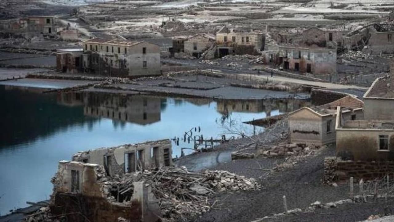 30 വർഷങ്ങൾക്ക് മുമ്പ് ഒരു ഗ്രാമമൊന്നാകെ വെള്ളത്തിനടിയിലായി, വെള്ളം താഴ്ന്നപ്പോൾ പ്രത്യക്ഷപ്പെട്ടു! 30 വർഷങ്ങൾക്ക് മുമ്പ് ഒരു ഗ്രാമമൊന്നാകെ വെള്ളത്തിനടിയിലായി, വെള്ളം താഴ്ന്നപ്പോൾ പ്രത്യക്ഷപ്പെട്ടു!