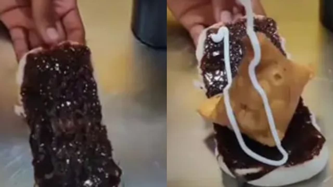 Viral Video : ചോക്ലേറ്റ് സമൂസ പാവുമായി ഫുഡ് ബ്ലോഗര്‍; ക്രൂരതയെന്ന് സോഷ്യല്‍ മീഡിയ