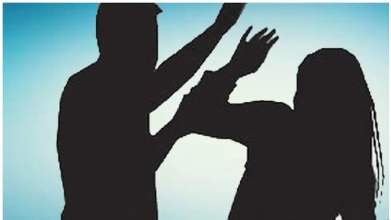 దారుణం.. ఇంగ్లీష్ లో చిలుక స్పెల్లింగ్ చెప్పలేకపోయినందుకు చిన్నారి చేయి విరగ్గొట్టిన ట్యూషన్ టీచర్.. దారుణం.. ఇంగ్లీష్ లో చిలుక స్పెల్లింగ్ చెప్పలేకపోయినందుకు చిన్నారి చేయి విరగ్గొట్టిన ట్యూషన్ టీచర్..