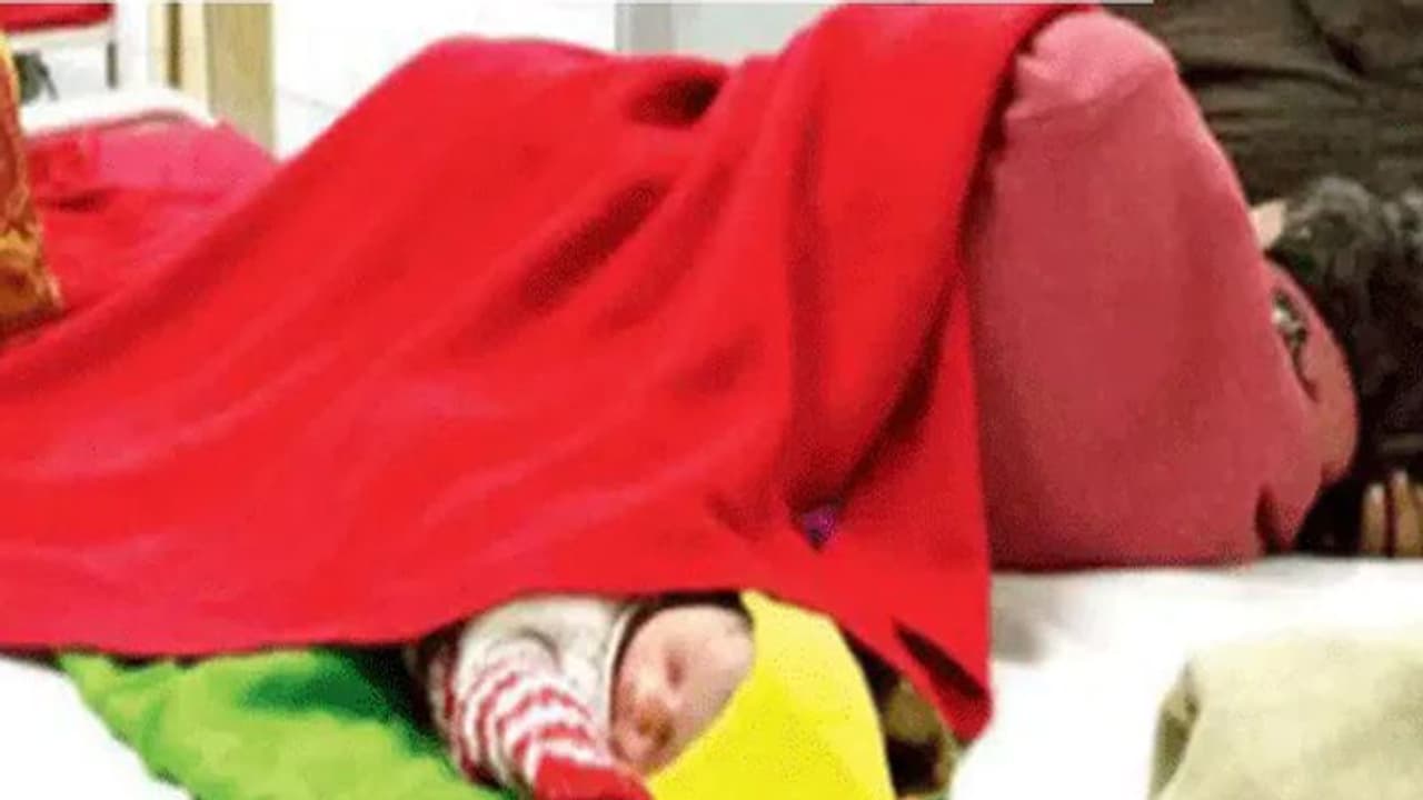 8वीं की स्टूडेंट ने दिया बेटी को जन्म, मासूम की कहानी सुन कांप जाएगा कलेजा, बोली मेरे 5 भाई हैं बच्ची के पिता 8वीं की स्टूडेंट ने दिया बेटी को जन्म, मासूम की कहानी सुन कांप जाएगा कलेजा, बोली मेरे 5 भाई हैं बच्ची के पिता