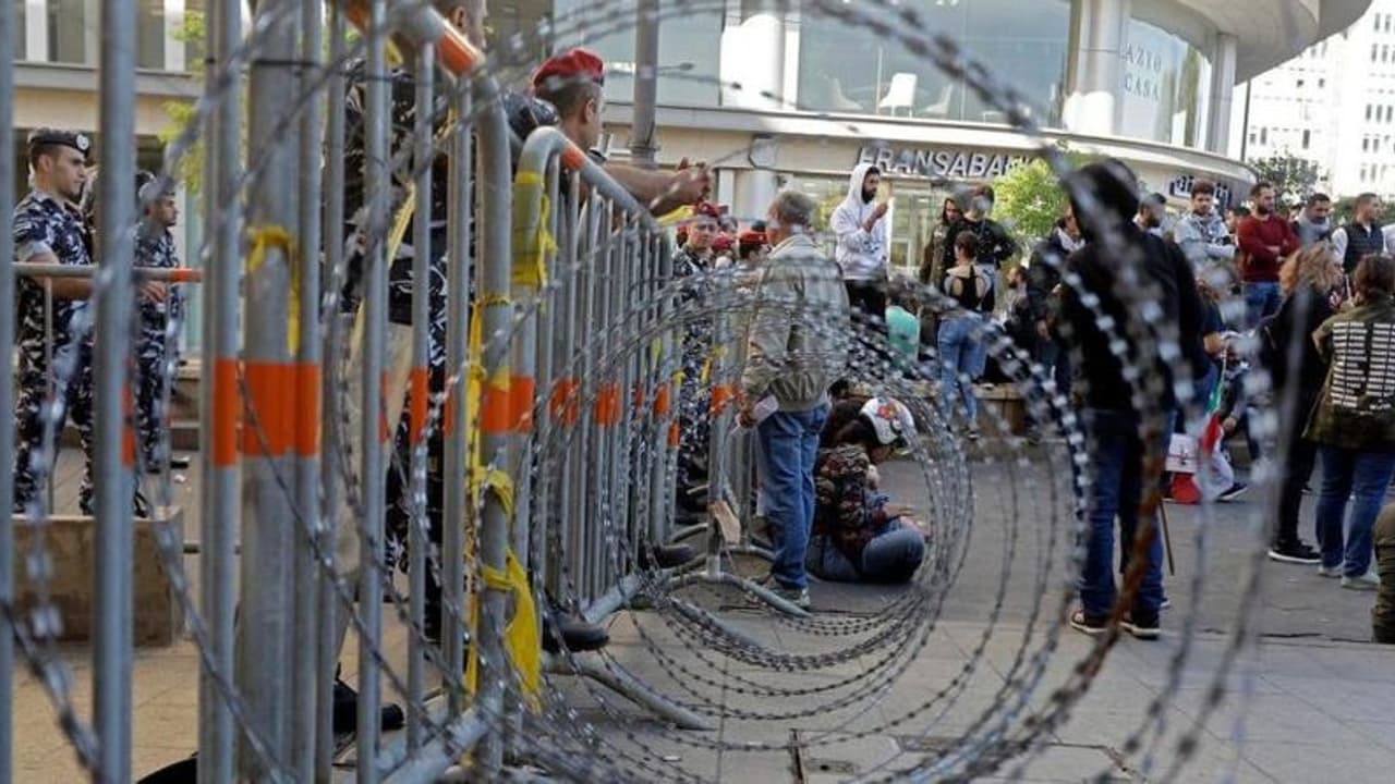 लेबनान में कैश की भारी किल्लत, सरकार ने पेट्रोल, दवाओं से सब्सिडी हटाई तो राष्ट्रपति भवन में घुसे प्रदर्शनकारी लेबनान में कैश की भारी किल्लत, सरकार ने पेट्रोल, दवाओं से सब्सिडी हटाई तो राष्ट्रपति भवन में घुसे प्रदर्शनकारी