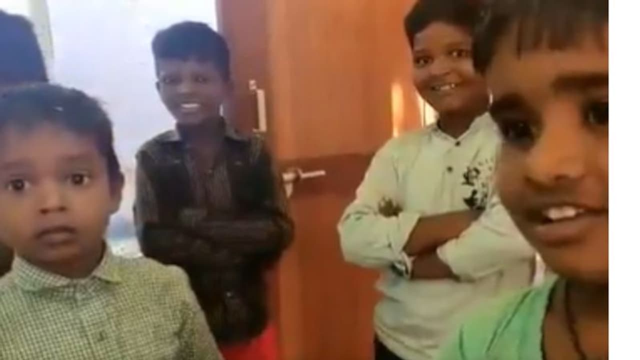 Viral Video : 'സാറേ അവനെതിരെ കേസെടുക്കണം, പെന്‍‌സില്‍ തിരിച്ച് തന്നില്ല'; കുട്ടികള്‍ പൊലീസ് സ്റ്റേഷനില്‍