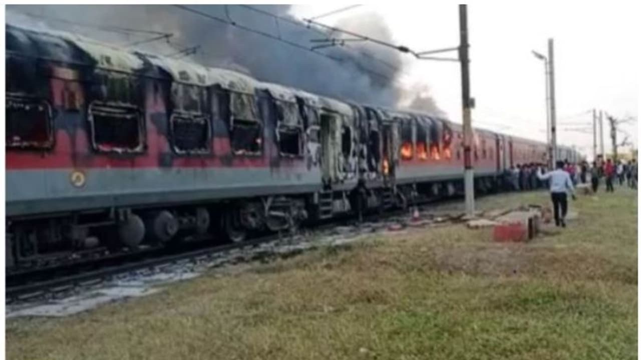 Fire : ദുർഗ് ഉദൈയ്പൂർ എക്സ്പ്രസിൽ വൻ തീപ്പിടുത്തം, നാല് കോച്ചുകളിലേക്ക് തീപടർന്നു Fire : ദുർഗ് ഉദൈയ്പൂർ എക്സ്പ്രസിൽ വൻ തീപ്പിടുത്തം, നാല് കോച്ചുകളിലേക്ക് തീപടർന്നു