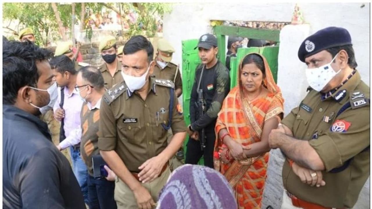 Murder : അതിര്‍ത്തി തര്‍ക്കം; നാലംഗ കുടുംബത്തെ വെട്ടിക്കൊലപ്പെടുത്തി, 16കാരിയെ ബലാത്സംഗം ചെയ്തു