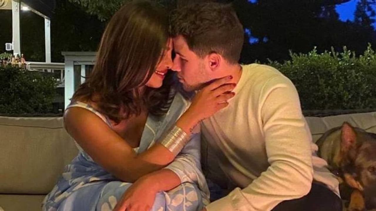 Priyanka chopra: முத்தத்தால் மொத்ததையும் சொன்ன பிரபலம்.. முடிவுக்கு வந்த விவாகரத்து சர்ச்சை Priyanka chopra: முத்தத்தால் மொத்ததையும் சொன்ன பிரபலம்.. முடிவுக்கு வந்த விவாகரத்து சர்ச்சை